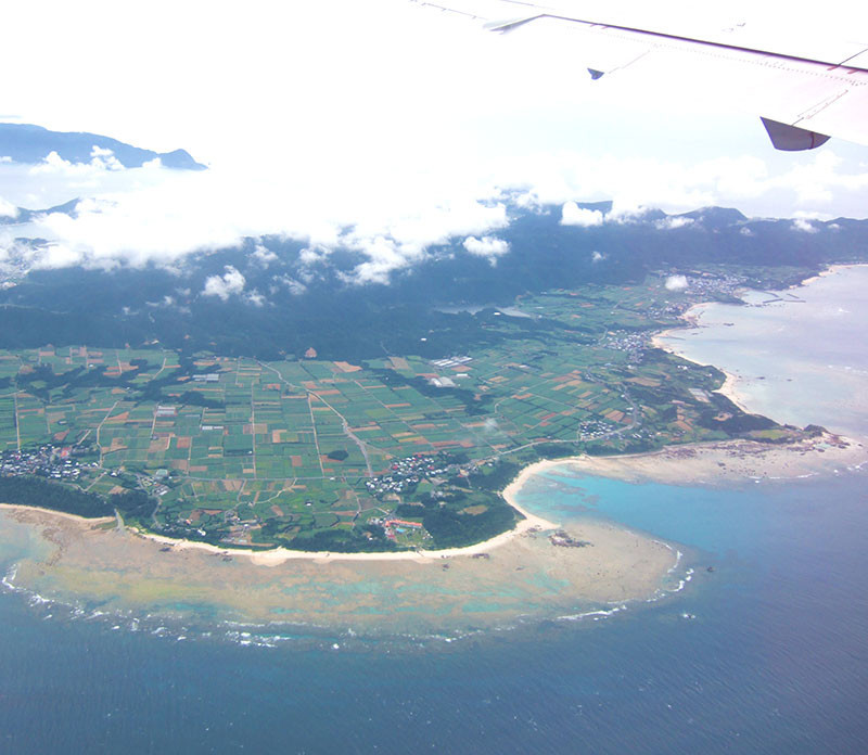 奄美・鹿児島空港-奄美空港-奄美の海は山の緑が映り込んで美しいグリーン