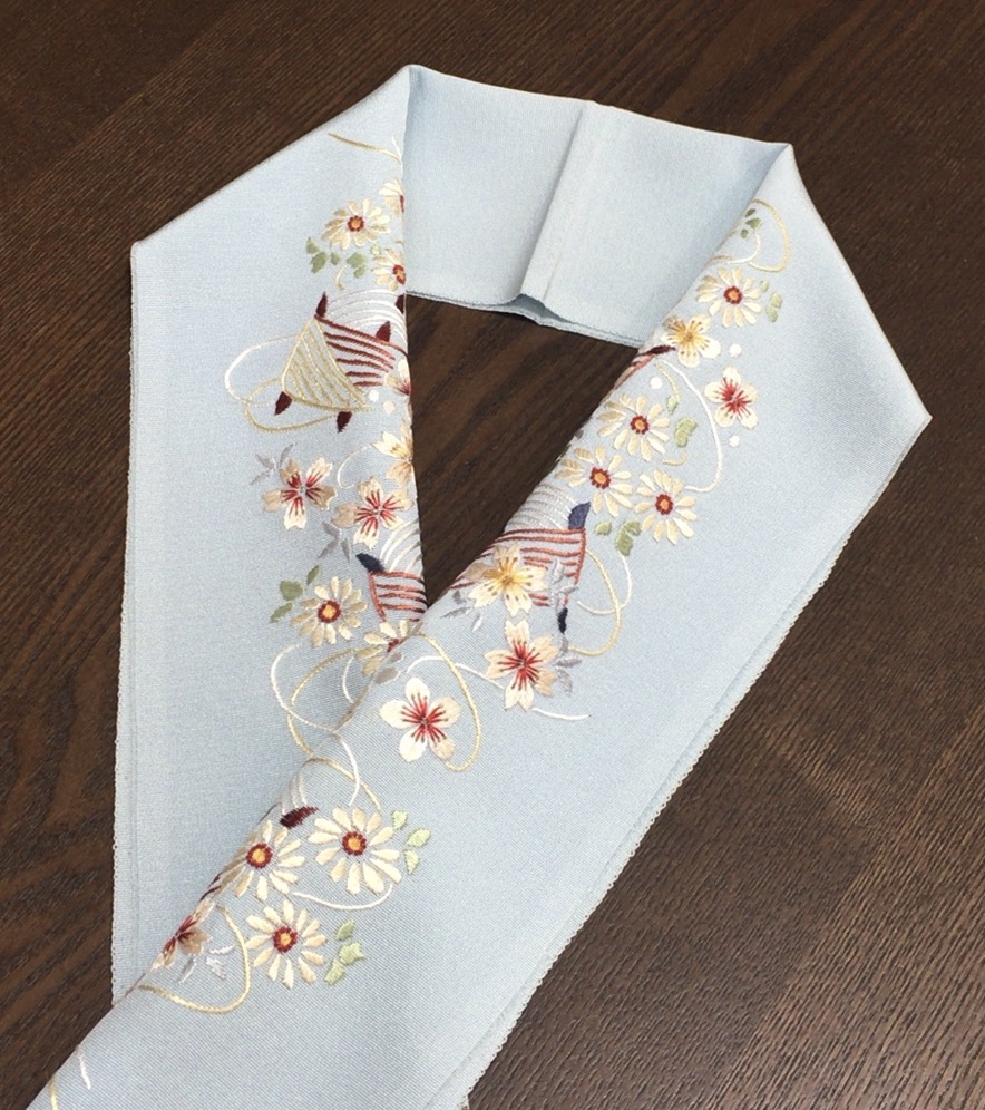 日本刺繍半衿（糸巻きに花） | いと善呉服の着物お役立ちサイト