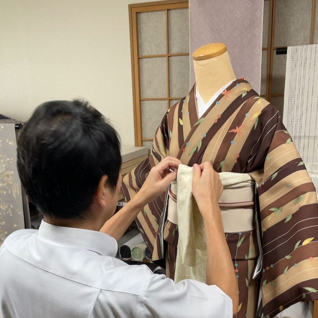 着物をトルソーに着付け中の店主
帯揚げ
