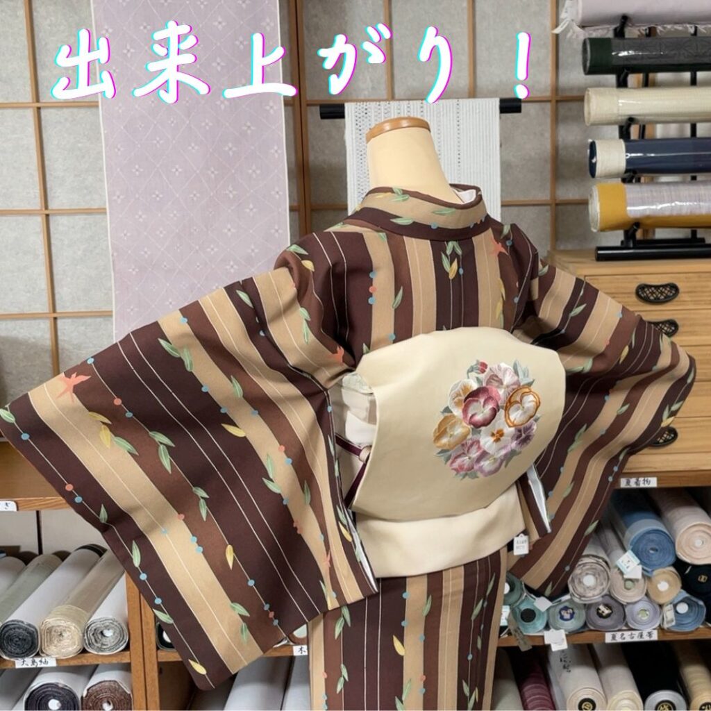 着物をトルソーに着付け中の店主
出来上がり　お太鼓