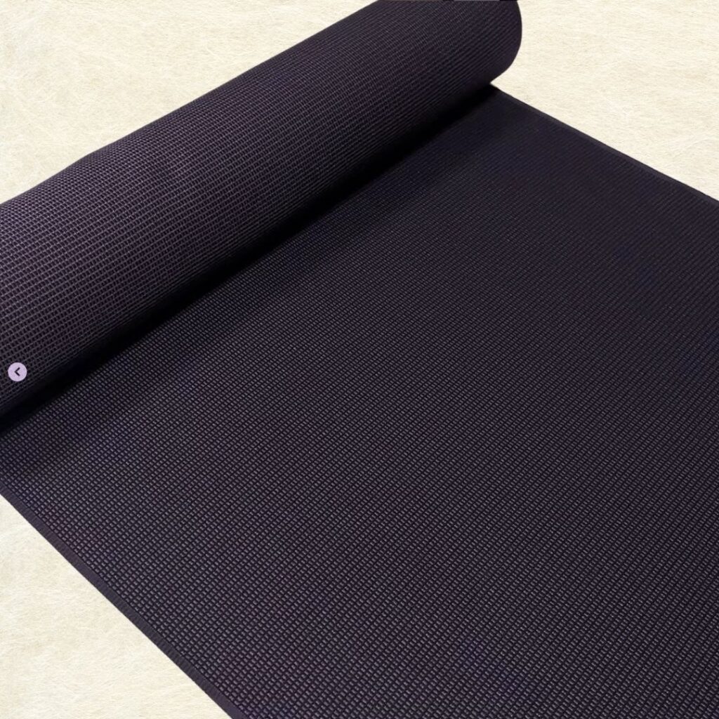 いと善店主、男の着物「お召」。
江戸紫と黒の小格子織り。いと善では10数万円とリーズナブルな反物でした。